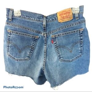 🌵 Levi’s light wash cutoff high-waisted shorts